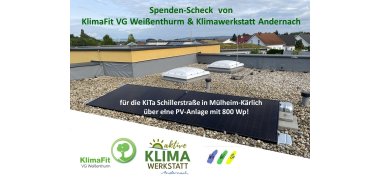 Unter dem Foto des auf dem Kita-Dach installierten Balkonkraftwerks sind drei Logos der Sponsoren angebracht, darüber die Überschrift Spenden-Scheck KlimaFit VG Weißenthurm & Klimawerkstatt Andernach.