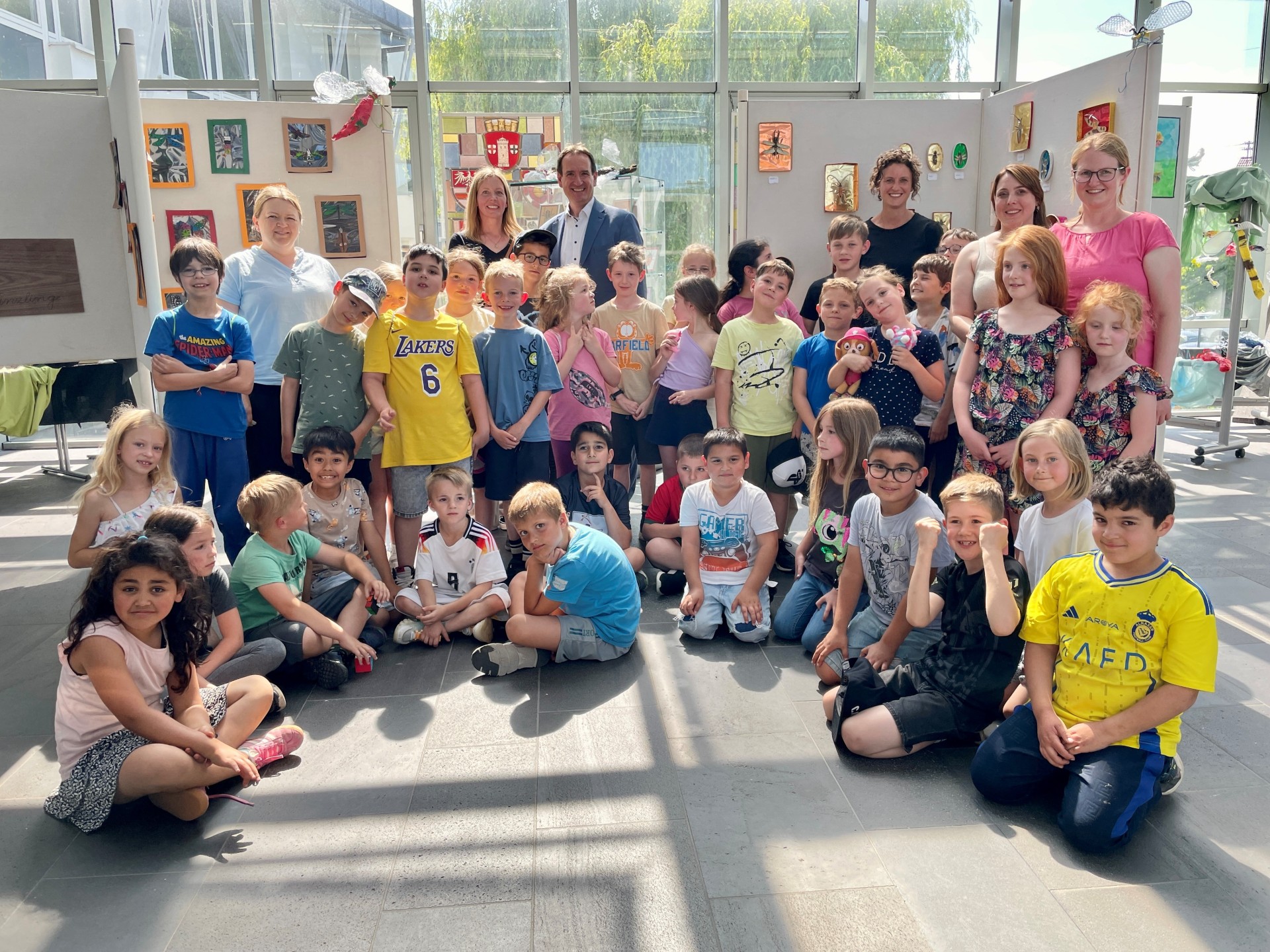Klimaschutz-Ausstellung Grundschule Weißenthurm Die Schülerinnen und Schüler stehen vor der Ausstellung mit ihren Lehrerinnen und Bürgermeister Thomas Przybylla.