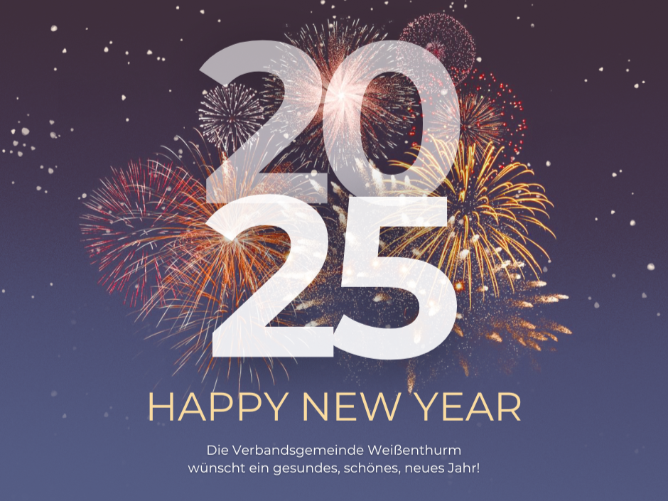 Auf einem blau-grauen Grund ist im Hintergrund ein Feuerwerk zu sehen. Davor steht in großen Zahlen 2025, darunter Happy new year und der Satz: Die Verbandsgemeinde Weißenthurm wünscht ein gesundes, schönes neues Jahr