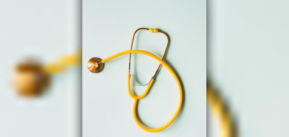 Haus- und Fachärztetreffen Bild mit gelben Stethoskop