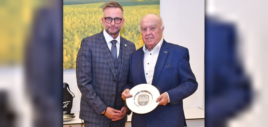 Herbert Nickenig steht mit dem Wappenteller in der Hand neben Landrat Marko Boos. 