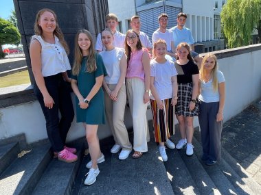 Alle Azubis der VG Weißenthurm Ausbildungleiterin Johanna Püsch steht mit allen Azubis der VG an einer Treppe vor dem Rathaus.