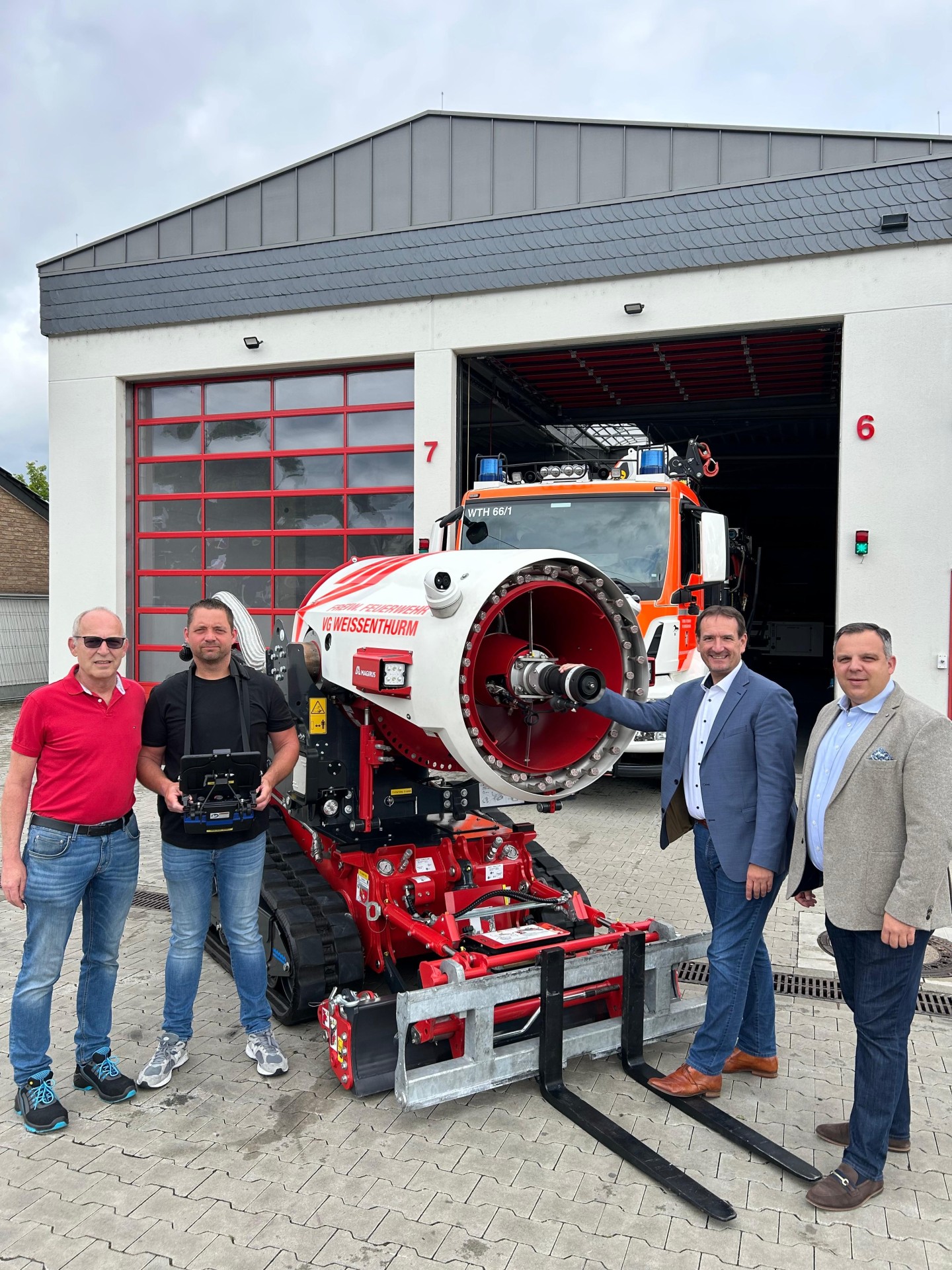 Löschroboter Gruppe Vor dem Gerätehaus der Feuerwehr Weißenthurm stehen Wehrleiter Arnd Lenarz, sein Stellvertreter Marco Ihrlich, der Weißenthurmer Wehrführer Torsten Schnack und Bürgermeister Thomas Przybylla am Löschroboter.