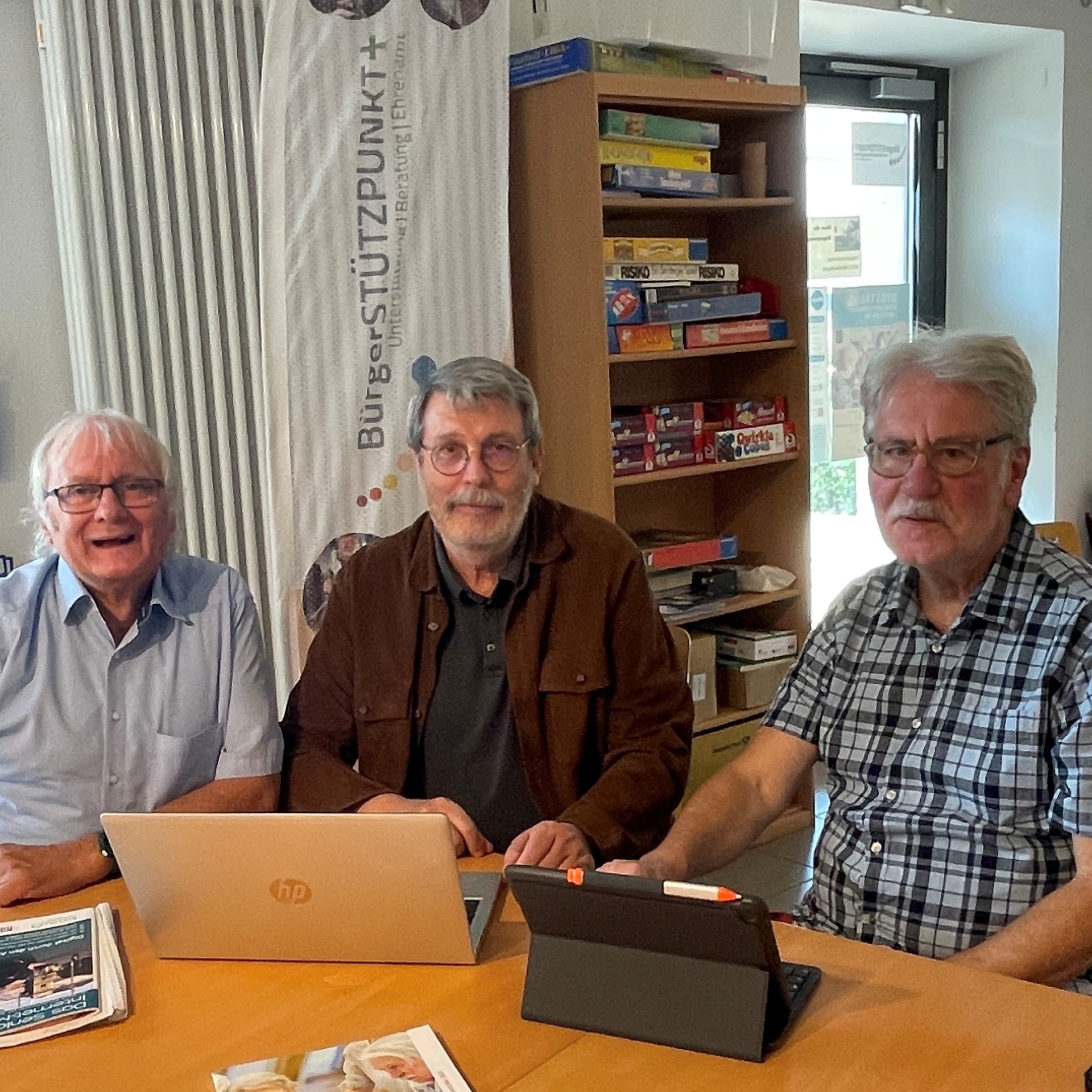 Die drei Digitalbotschafter Josef Gilles, Ingo Neumann und Karl-Heinz Krambeer (von links) sitzen vor einem aufgeklappten Laptop am Tisch.