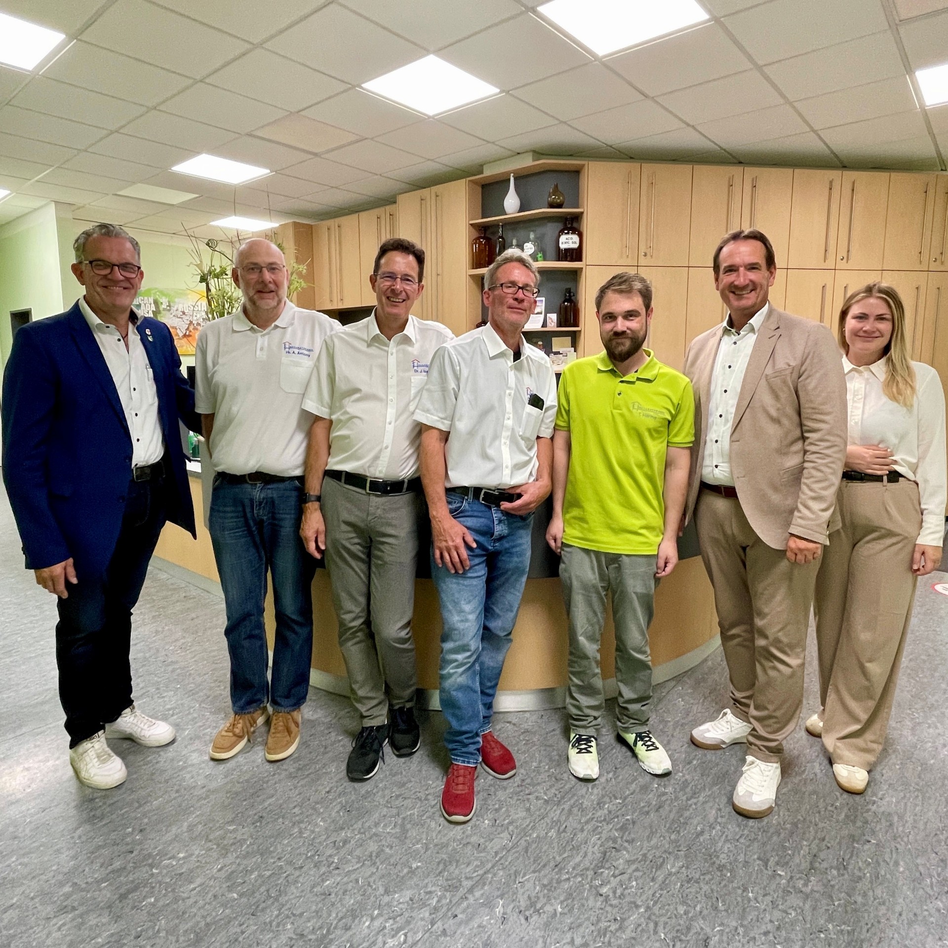 Förderung Weiterbildungsassistent Der Weiterbildungsassistent steht mit drei Ärzten, Bürgermeister Thomas Przybylla, dem Mülheim-Kärlicher Stadtbürgermeister Gerd Harner und Wirtschaftsförderin Kim Lachmann am Empfang der Hausarztpraxis.