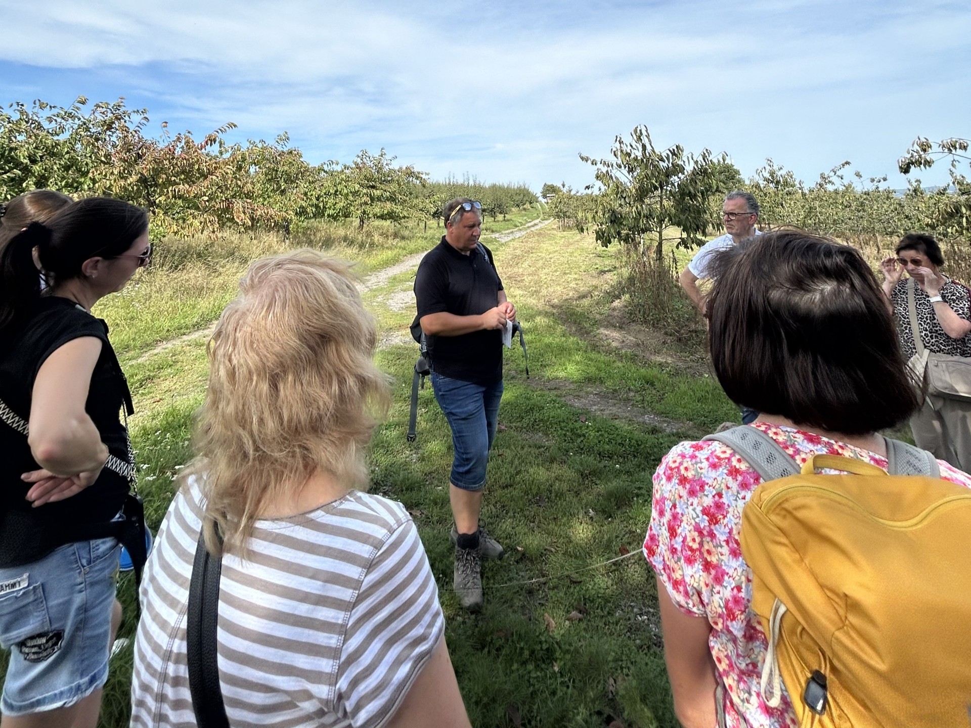 Obstwanderung Gruppe Gärtnermeister Andreas Anheier gibt Informationen an die Gruppe, die an der Ostwanderung teilnimmt.
