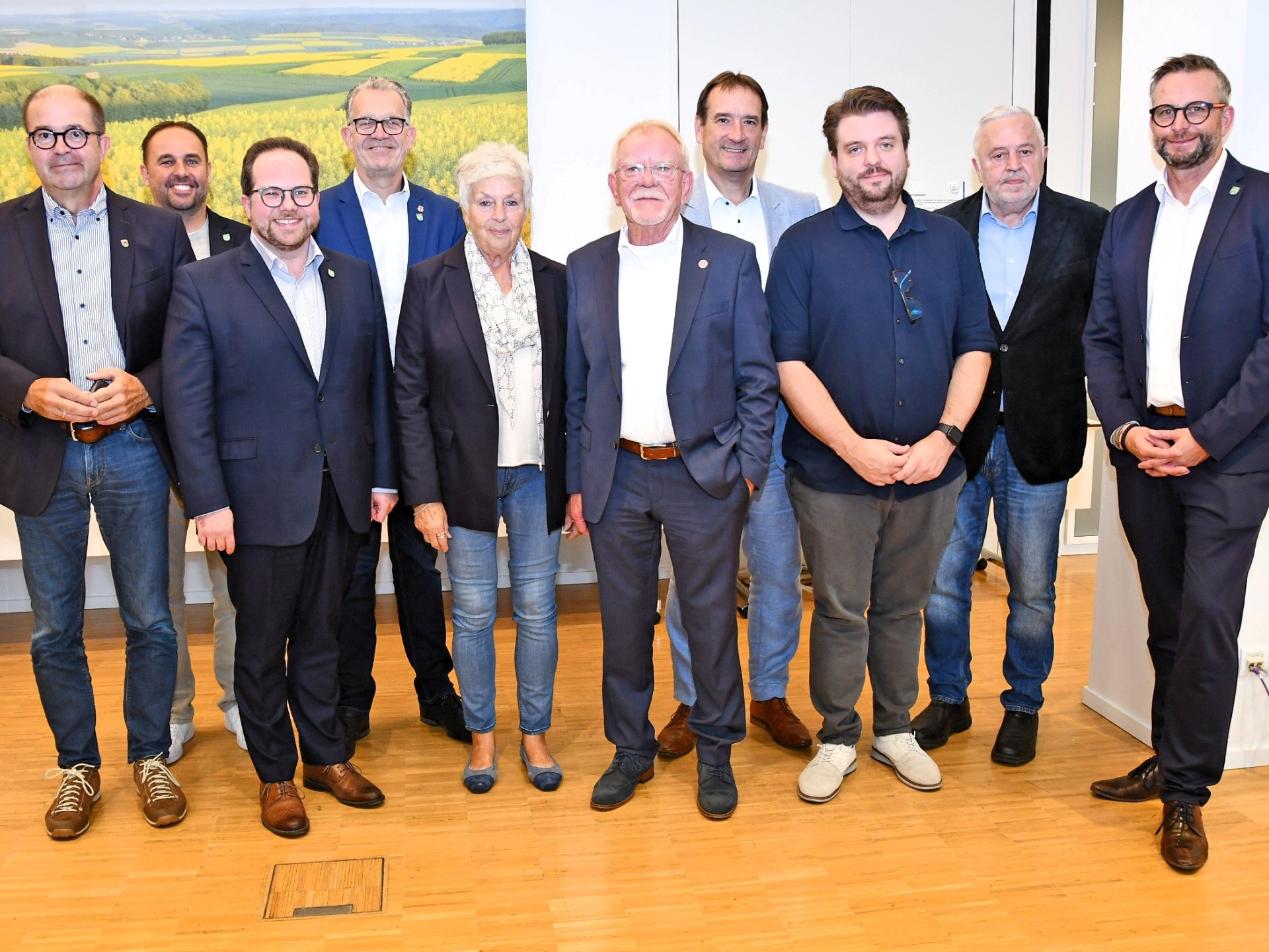 Horst Nikenich und seine Frau stehen mit Landrat Marko Boos, Bürgermeister Thomas Przybylla und weiteren Vertretern der Kommunalpolitik im Kreishaus. 