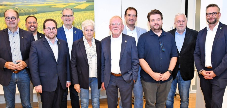 Horst Nikenich und seine Frau stehen mit Landrat Marko Boos, Bürgermeister Thomas Przybylla und weiteren Vertretern der Kommunalpolitik im Kreishaus. 