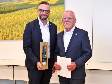 Verleihung Ehrennadel Horst Nikenich Landrat Horst Nikenich steht mit der Urkunde neben Landrat Marko Boos.