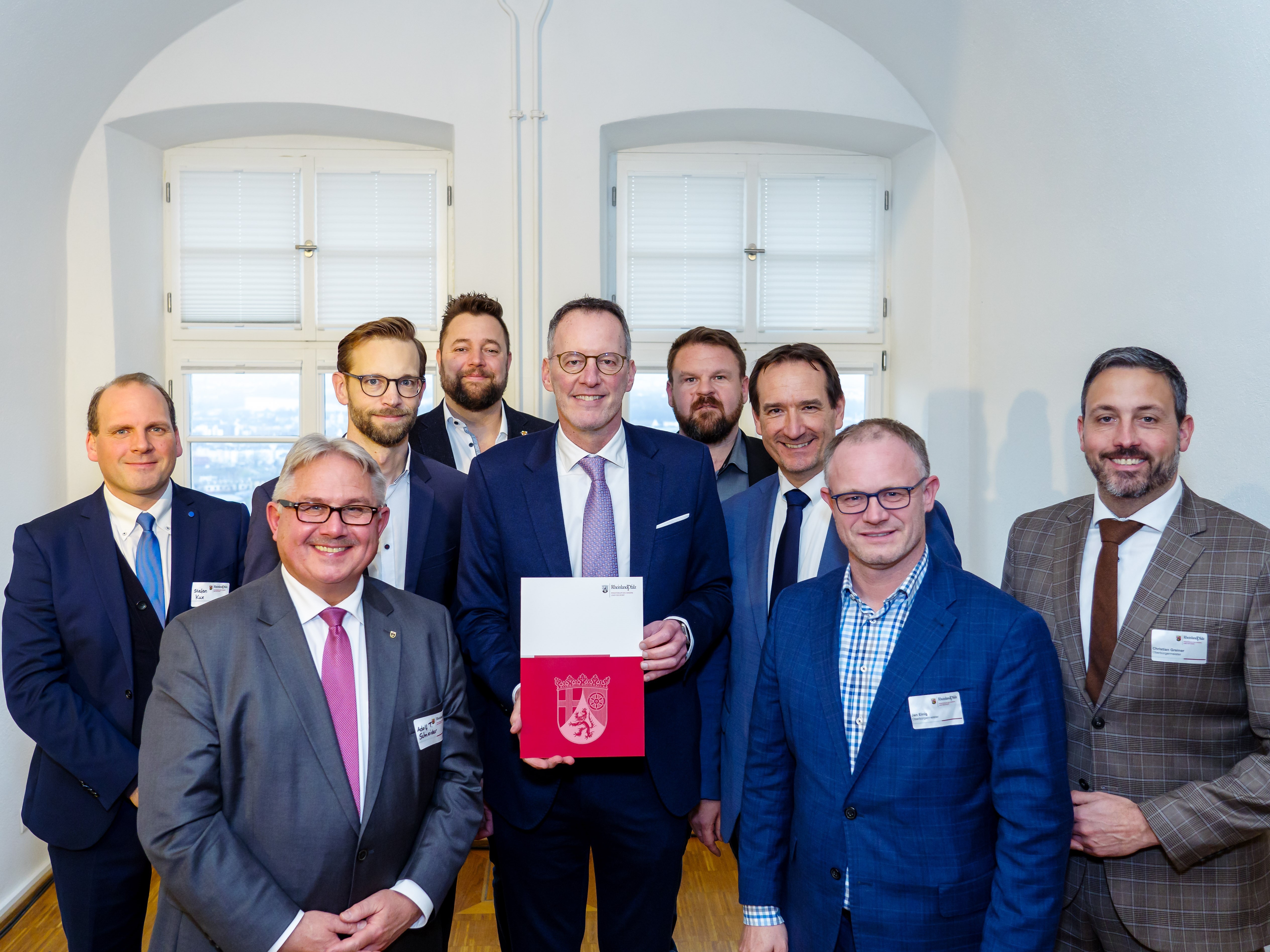 Um Innenminister Michael Ebling stehen Vertreterinnen und Vertreter der Kommunen, die an dem Projekt Prozessoptimierung beteiligt sind. 