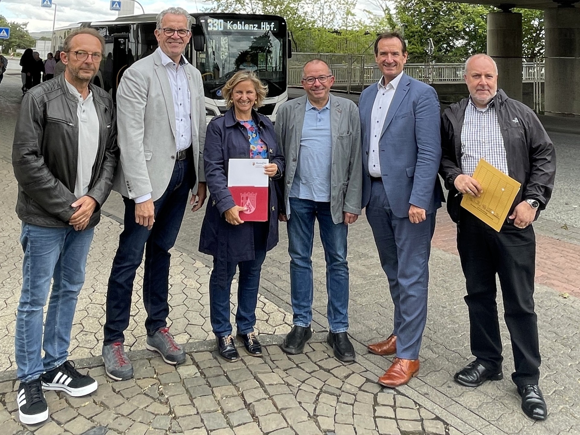 Ministerin Eder überreicht einen Förderbescheid für einen Mobilitätsknotenpunkt in Weißenthurm an VG-Bürgermeister Thomas Przybylla, den Weißenthurmer Stadtbürgermeister Johannes Juchem und den Mülheim-Kärlicher Stadtbürgermeister Gerd Harner. Mit im Bild die VG-Mitarbeiter Markus Roth und Herbert Vogt.