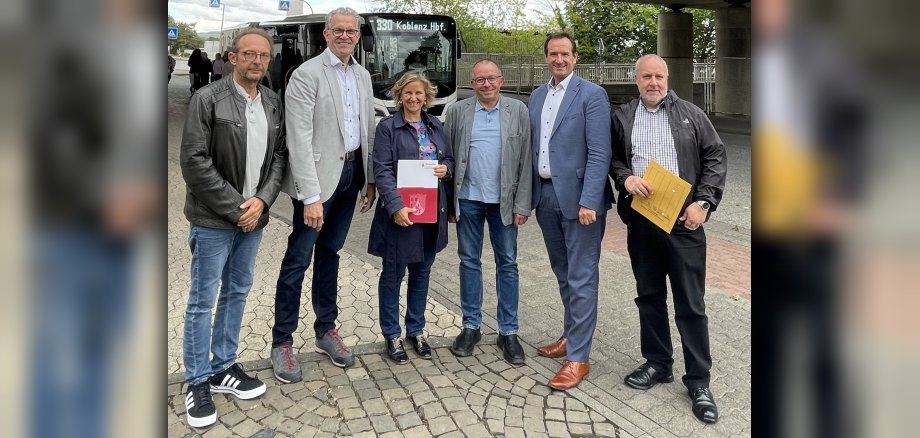 Ministerin Eder überreicht einen Förderbescheid für einen Mobilitätsknotenpunkt in Weißenthurm an VG-Bürgermeister Thomas Przybylla, den Weißenthurmer Stadtbürgermeister Johannes Juchem und den Mülheim-Kärlicher Stadtbürgermeister Gerd Harner. Mit im Bild die VG-Mitarbeiter Markus Roth und Herbert Vogt.