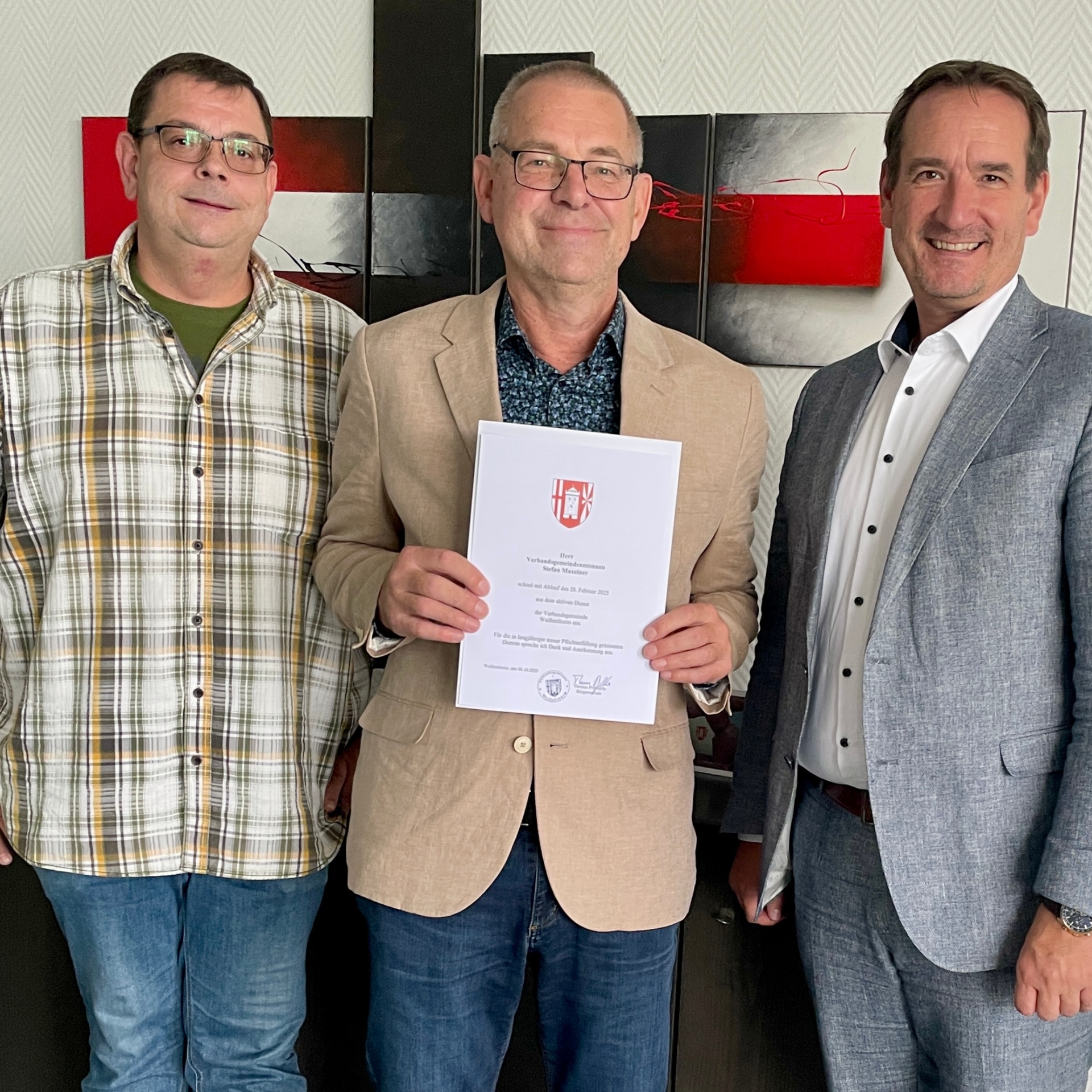 Verabschiedung Stefan Maxeiner Zwischen Bürgermeister Thomas Przybylla und Personalratsvorsitzendem Marko Röser steht Stefan Maxeiner mit der Entlass-Urkunde.