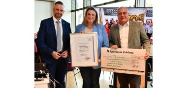Fidelio-Vorsitzende Julia Häring mit Landrat Marko Boos und dem Vertreter der Sparkasse Koblenz, die das Preisgeld stiftet. 