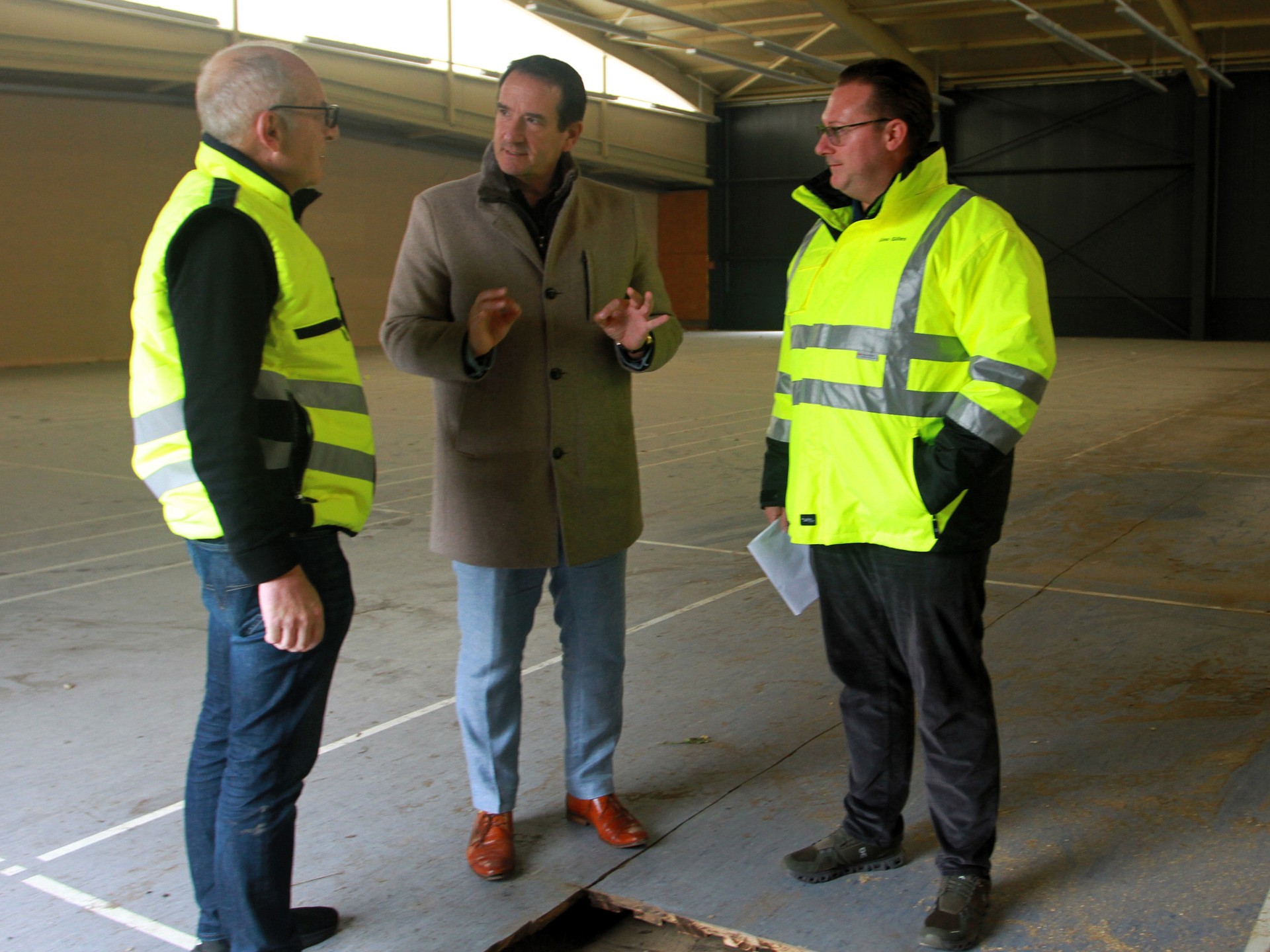 Bürgermeister Thomas Przybylla mit Bauamtsleiter Gino Gilles und Wehrleiter Arnd Lenarz besprechen die Baumaßnahmen.  