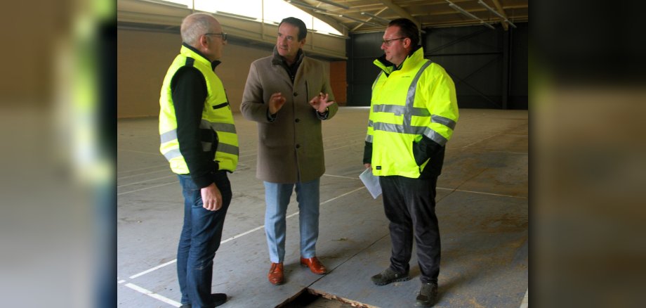 Katastrophenschutzhalle Bürgermeister Thomas Przybylla mit Bauamtsleiter Gino Gilles und Wehrleiter Arnd Lenarz besprechen die Baumaßnahmen.