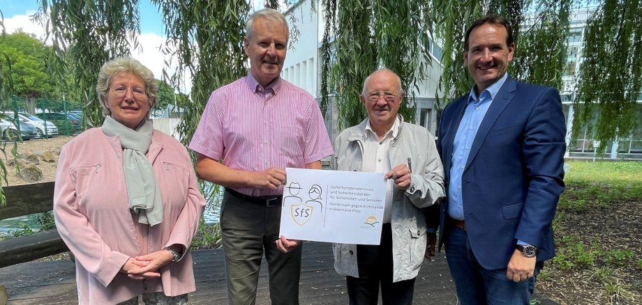 Die beiden Seniorensicherheitsberater Norbert Besmens und Antonius Rüsing zeigen das neue Logo, flankiert von Renate Schumann und Bürgermeister Thomas Przybylla.