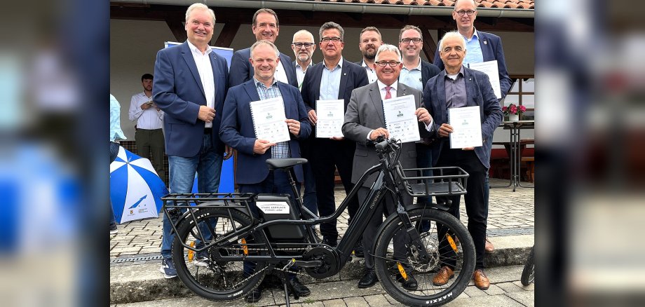Vertreter der beteiligten Kommunen an der geplanten Pendlerradroute stehen vor dem Rathaus der VG Rheinbrohl. 