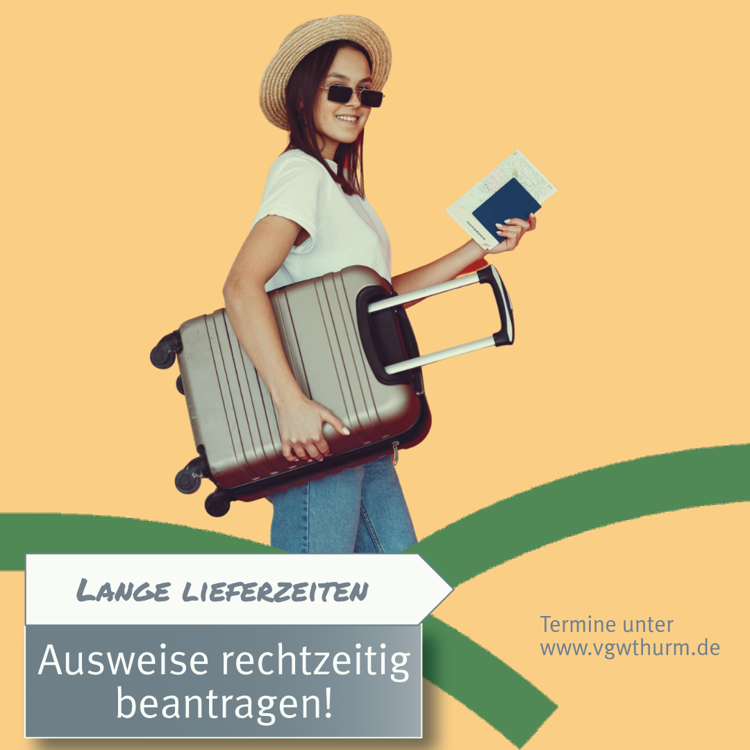 Ausweise Sommerferien Eine junge Frau mit einem kleinen Koffer unter dem rechten Arm hat in der linken Hand ein Ausweisdokument.