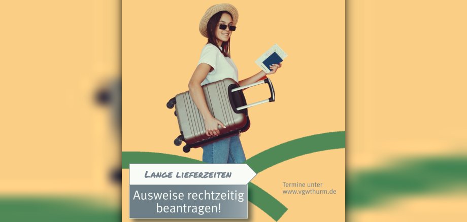 Eine junge Frau mit einem kleinen Koffer unter dem rechten Arm hat in der linken Hand ein Ausweisdokument.