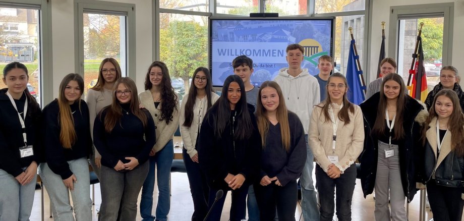 Im Ratssaal der VG Weißenthurm stehen Schülerinnen und Schüler, die sich an dem Projekt beteiligen.