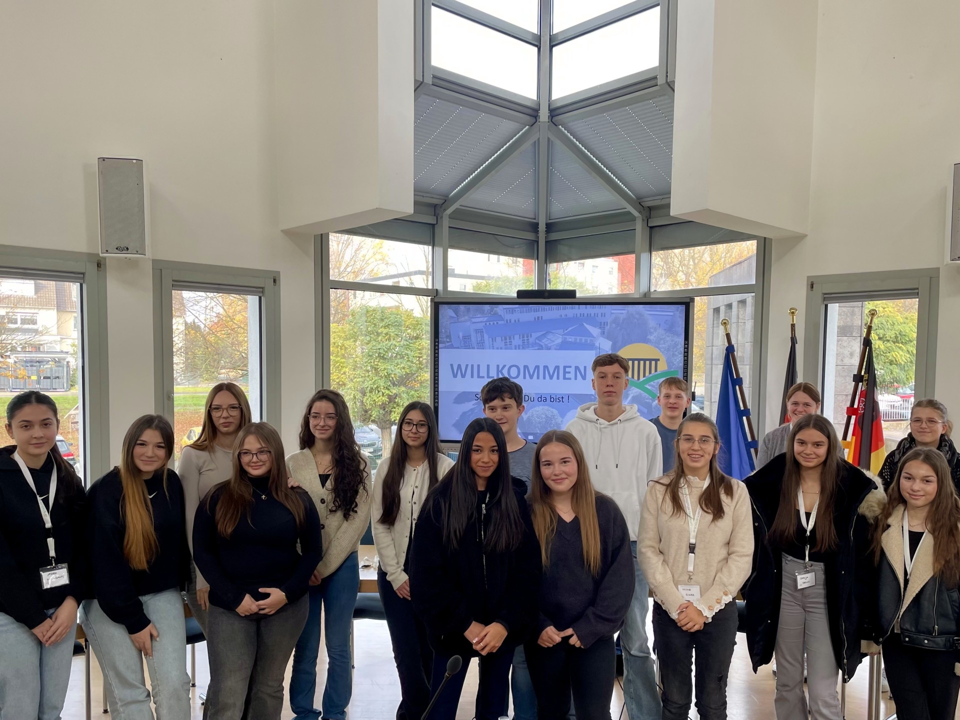 Schüler schnuppern Firmenluft Gruppenbild VG Im Ratssaal der VG Weißenthurm stehen Schülerinnen und Schüler, die sich an dem Projekt beteiligen.