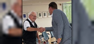 Bürgermeister Thomas Przybylla gratuliert Peter Moskopp zur Mitgliedschaft im Seniorrenbeirat. 