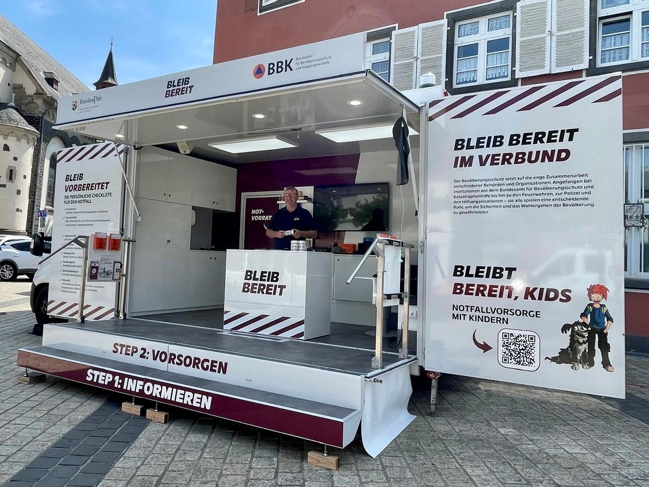 Infomobil Weißenthurm Das Infomobil steht auf dem Weißenthurmer Kirchplatz.