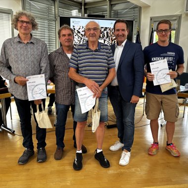 Die drei besten Einzelfahrer stehen mit Bürgermeister Thomas Przybylla im Ratssaal. 