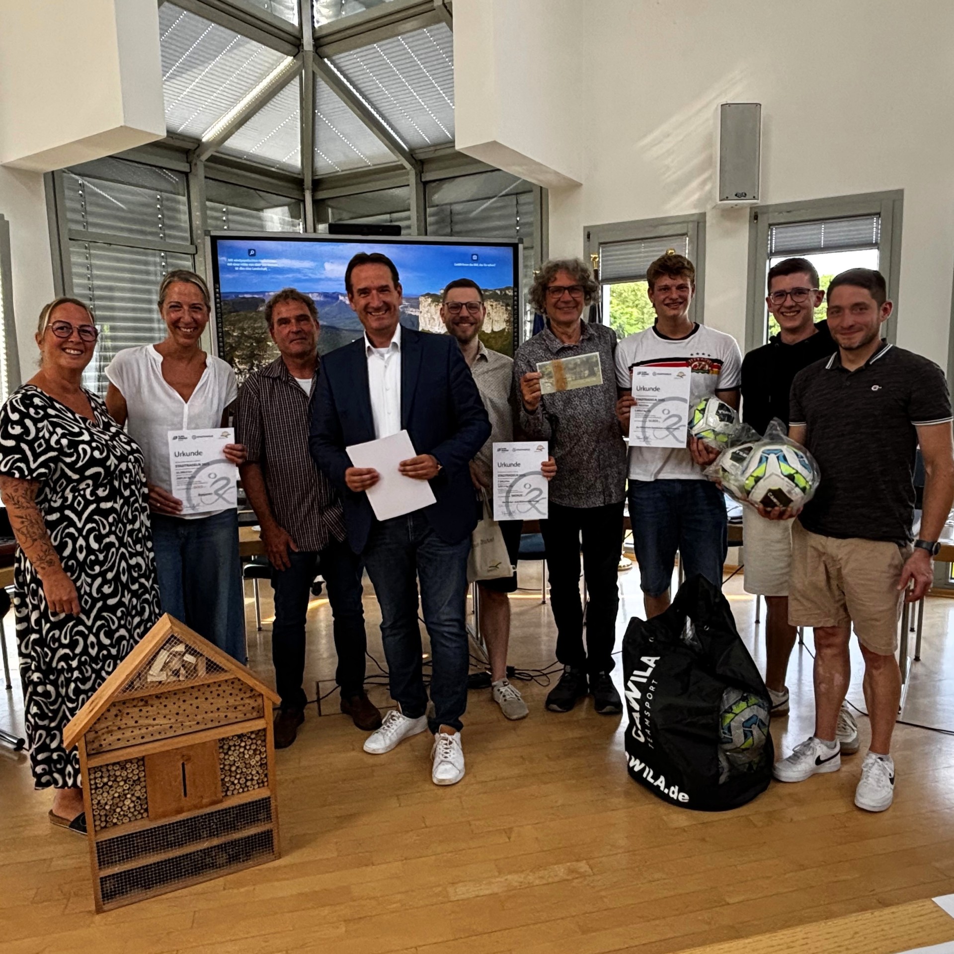 Siegerehrung Stadtradeln Teams Die drei besten Teams stehen mit Bürgermeister Thomas Przybylla im Ratssaal.