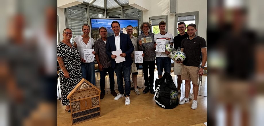 Die drei besten Teams stehen mit Bürgermeister Thomas Przybylla im Ratssaal. 