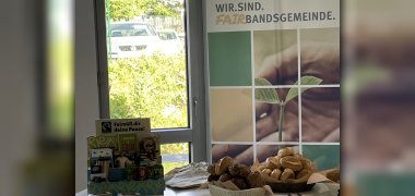 An einem info-Stand gibt es Informationsmaterial zum fairen Handel und Kostproben von Schokolade und Riegeln. 