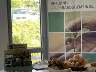 Faires Frühstück Info-Stand An einem info-Stand gibt es Informationsmaterial zum fairen Handel und Kostproben von Schokolade und Riegeln.
