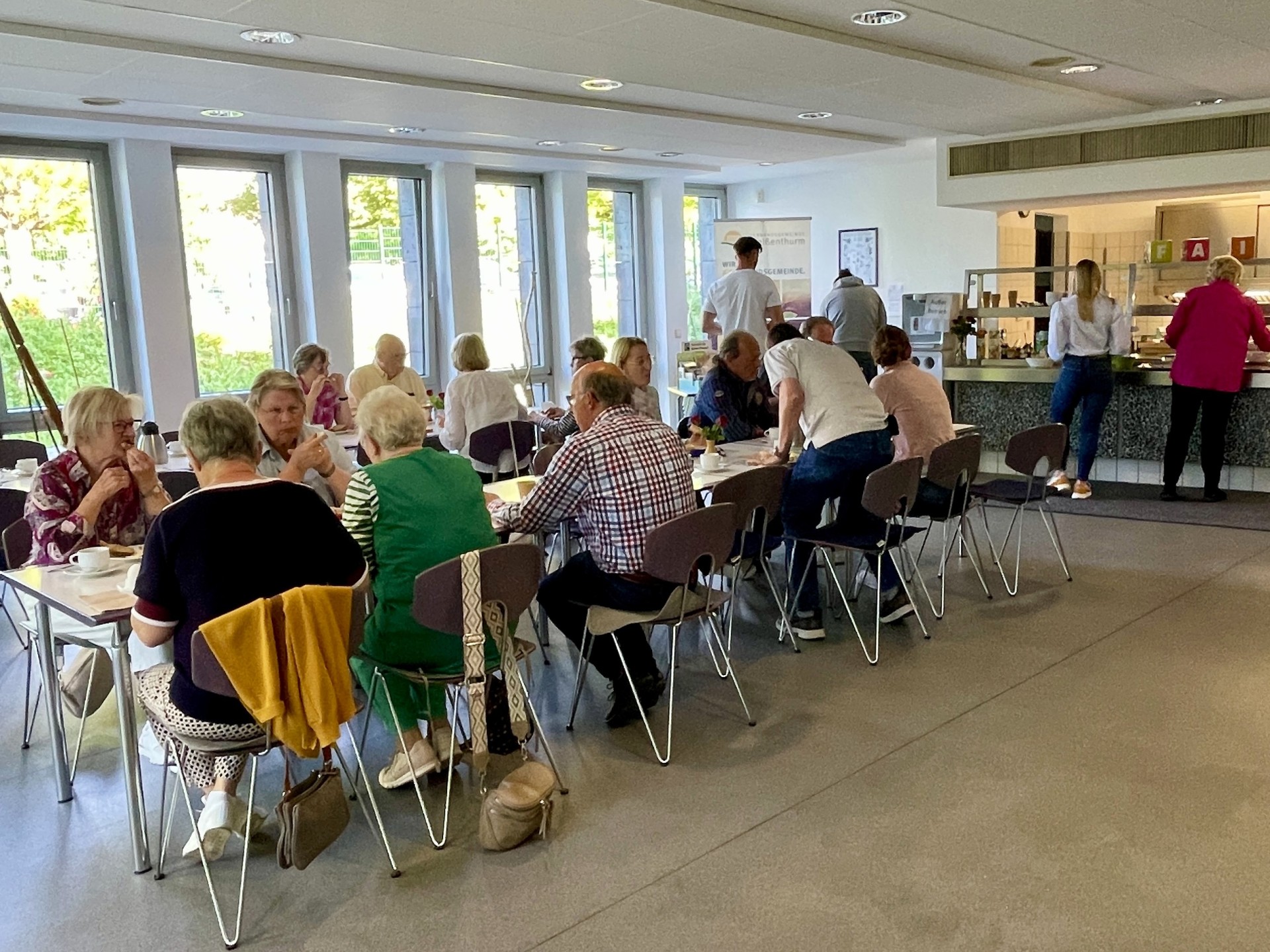 An zwei Tischen in der Kantine des VG-Rathauses sitzen externe und interne Gäste und frühstücken.