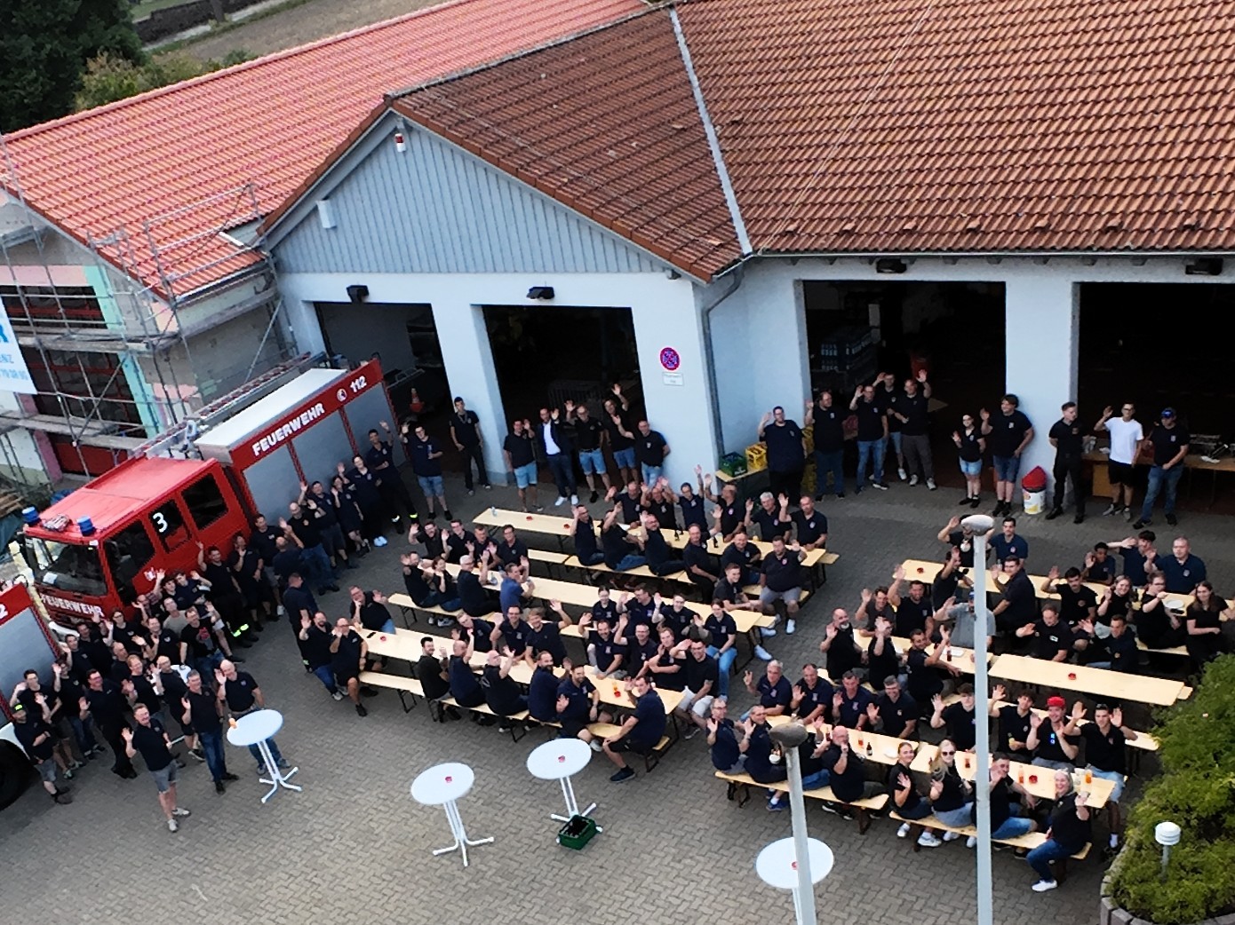 Von oben ist der Platz vor dem Feuerwehrgerätehaus Bassenheim zu sehen,  wo Angehörige der VG-Feuerwehr das Helferfest feiern.