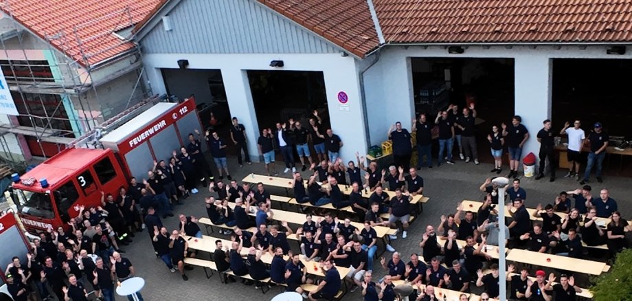 Von oben ist der Platz vor dem Feuerwehrgerätehaus Bassenheim zu sehen,  wo Angehörige der VG-Feuerwehr das Helferfest feiern.