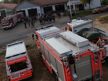 Helferfest Feuerwehr Luftbild mit Fahrzeugen Von oben ist der Platz vor dem Feuerwehrgerätehaus Bassenheim zu sehen, wo das Helferfest stattfindet, im Vordergrund Fahrzeuge der Feuerwehr.