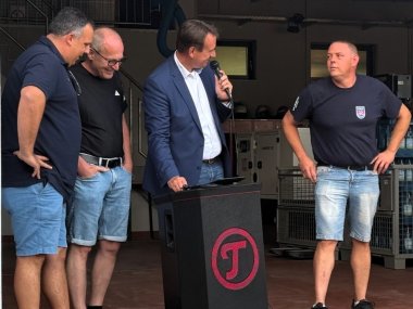 Helferfest Feuerwehr Bürgermeister und Wehrleitung Bürgermeister Thomas Przybylla spricht, neben ihm Wehrleiter Arnd Lenarz und dessen Stellvertreter Marco Ihrlich.