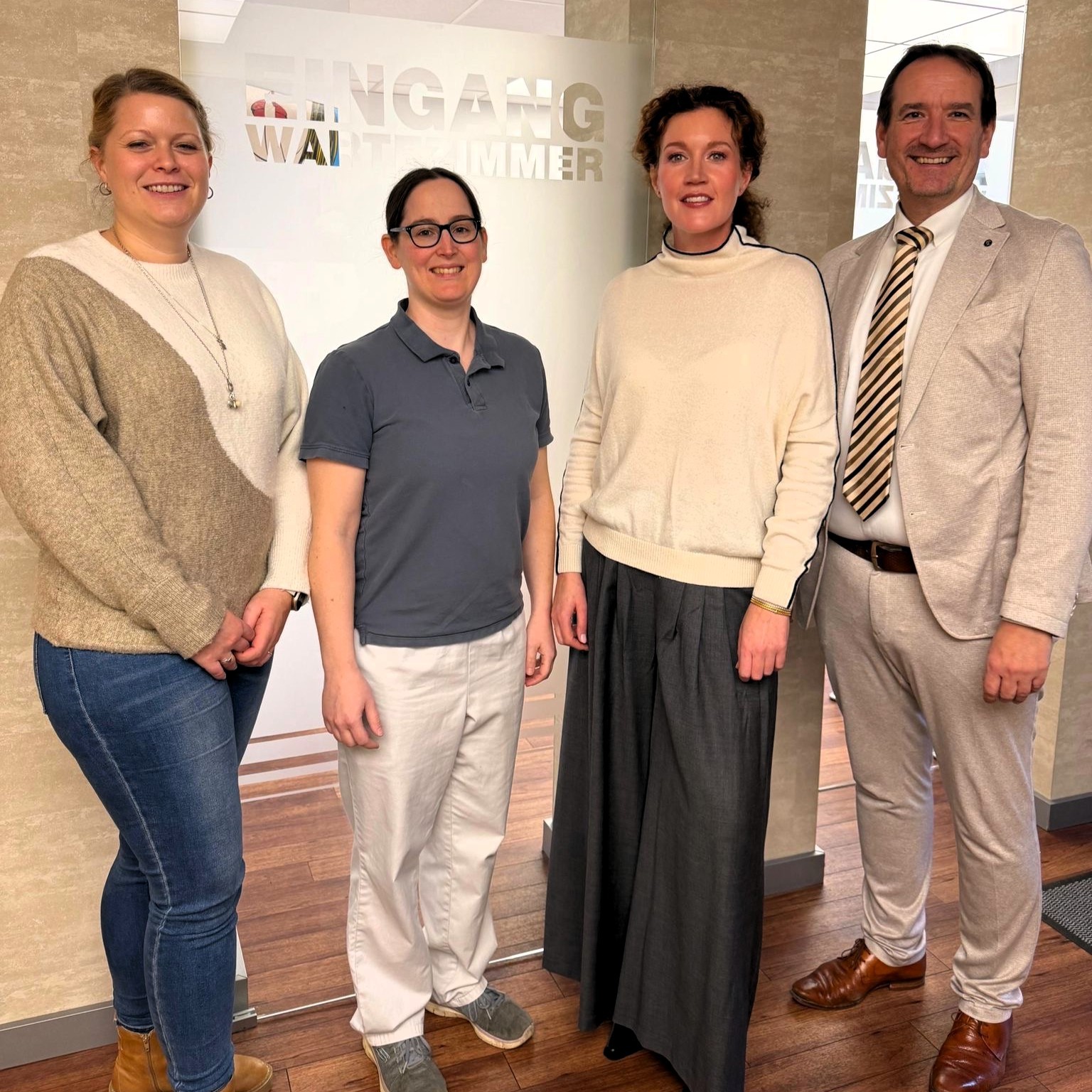 Bürgermeister Thomas Przybylla und Kristina Uerz von der Wirtschaftsförderung stehen mit der Ärztin Anja Klinghuber und der Weiterbildungsassistentin Daniela Schrader in der Bassenheimer Hausarztpraxis.