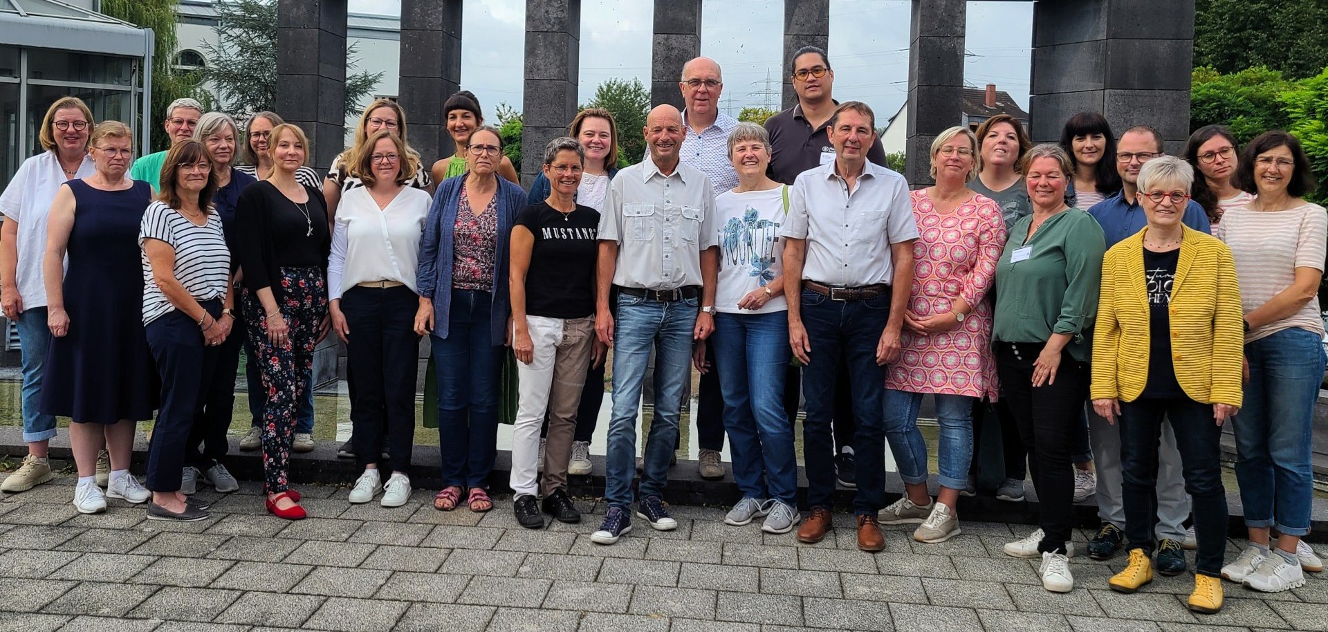 Netzwerktreffen Demenz Gruppenbild Die am Treffen teilnehmenden Netzwerkpartner stehen vor dem Gebäude der VG Weißenthurm.