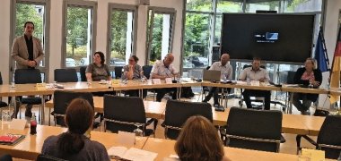 Netzwerktreffen Demenz Bürgermeister Bürgermeister Thomas Przybylla spricht im Stehen im VG-Ratssaal beim Netzwerktreffen Demenz.