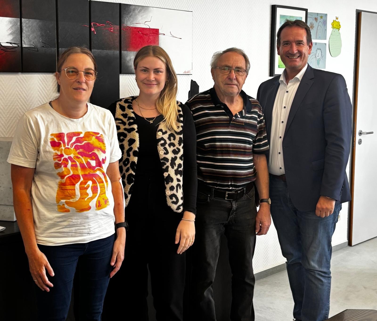 Firmenlauf in der VG Weißenthurm Bürgermeister Thomas Przybylla und Wirtschaftsförderin Kim Lachmann stehen mit Kurt Schüller und Heike Kohlhaas vom SV Urmitz im Büro des Bürgermeisters.