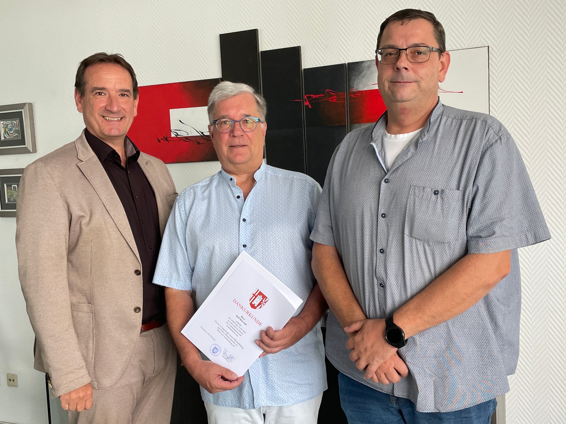 Verabschiedung Rolf Harendt Bürgermeister Thomas Przybylla überreicht Rolf Harendt im Beisein von Personalratsvorsitzenden Marko Röser eine Dankurkunde.