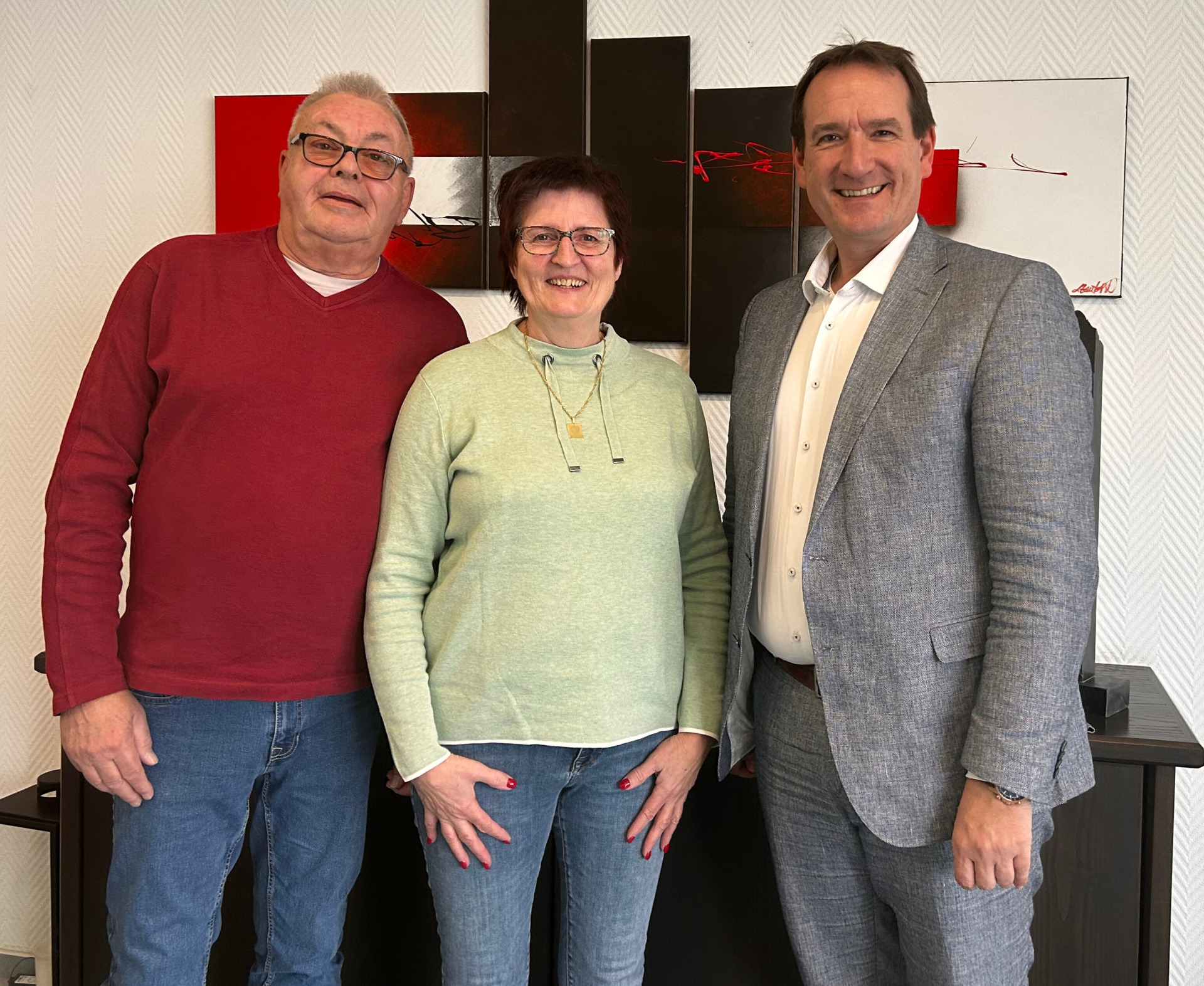 Verdienstorden Martina Ihrlich Martina Ihrlich und ihr Mann Hans-Peter stehen mit Bürgermeister Thomas Przybylla in dessen Büro.
