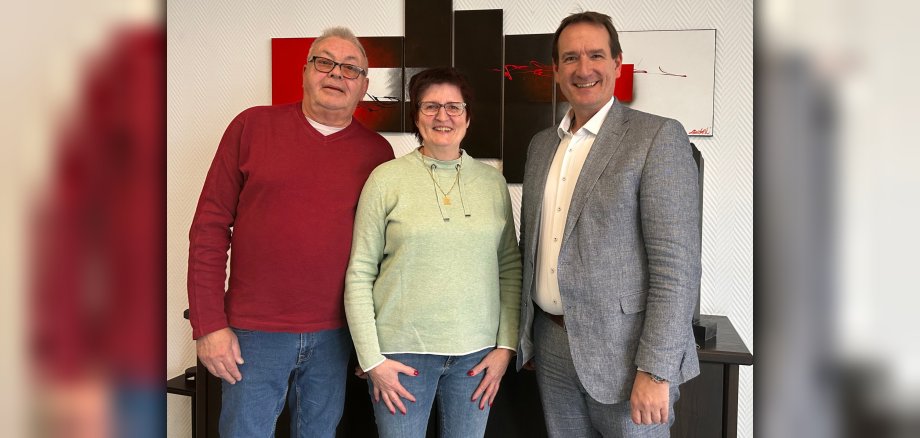 Verdienstorden Martina Ihrlich Martina Ihrlich und ihr Mann Hans-Peter stehen mit Bürgermeister Thomas Przybylla in dessen Büro.