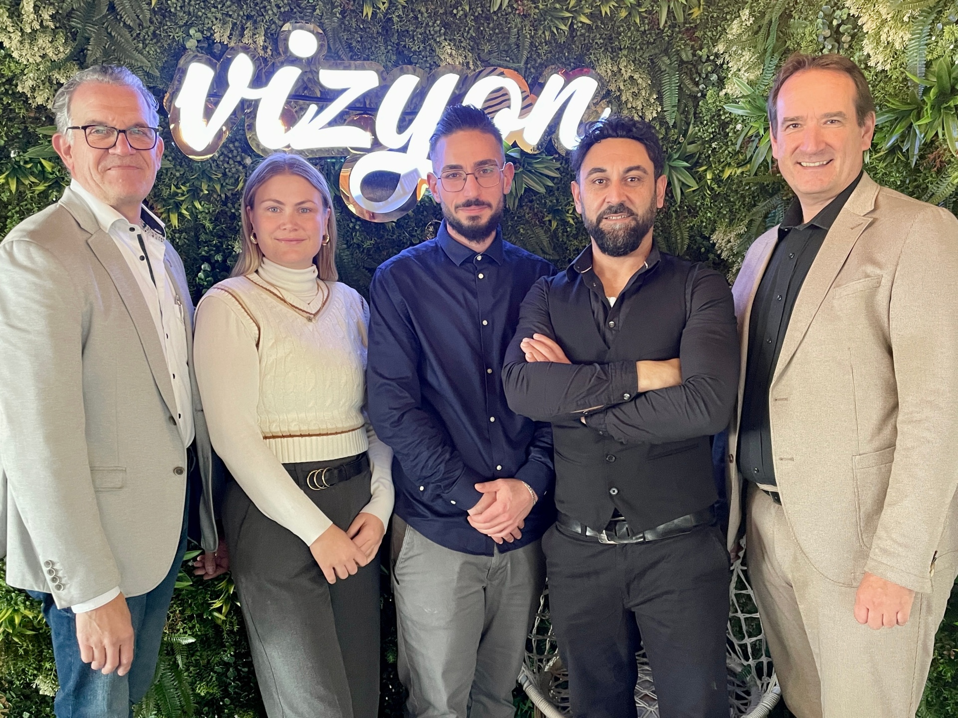 Bürgermeister Thomas Przybylla steht mit Wirtschaftsförderin KIm Lachmann, dem Mülheim-Kärlicher Stadtbürgermeister Gerd Harner und zwei Mitgliedern der Gastronomenfamilie Dal im neu eröffneten Restaurant vor dem Schriftzug Vizyon.