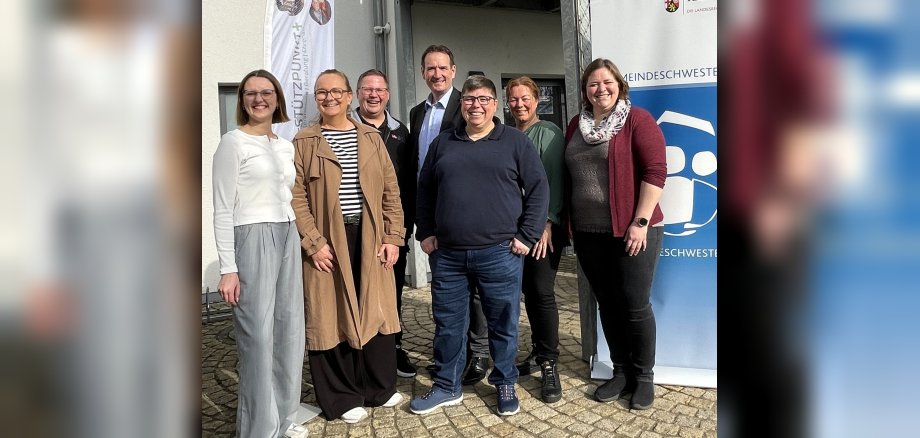 Das Team des BürgerSTÜTZPUNKT+ steht mit Bürgermeister Thomas Przybylla vor dem Haus der Begegnung. 