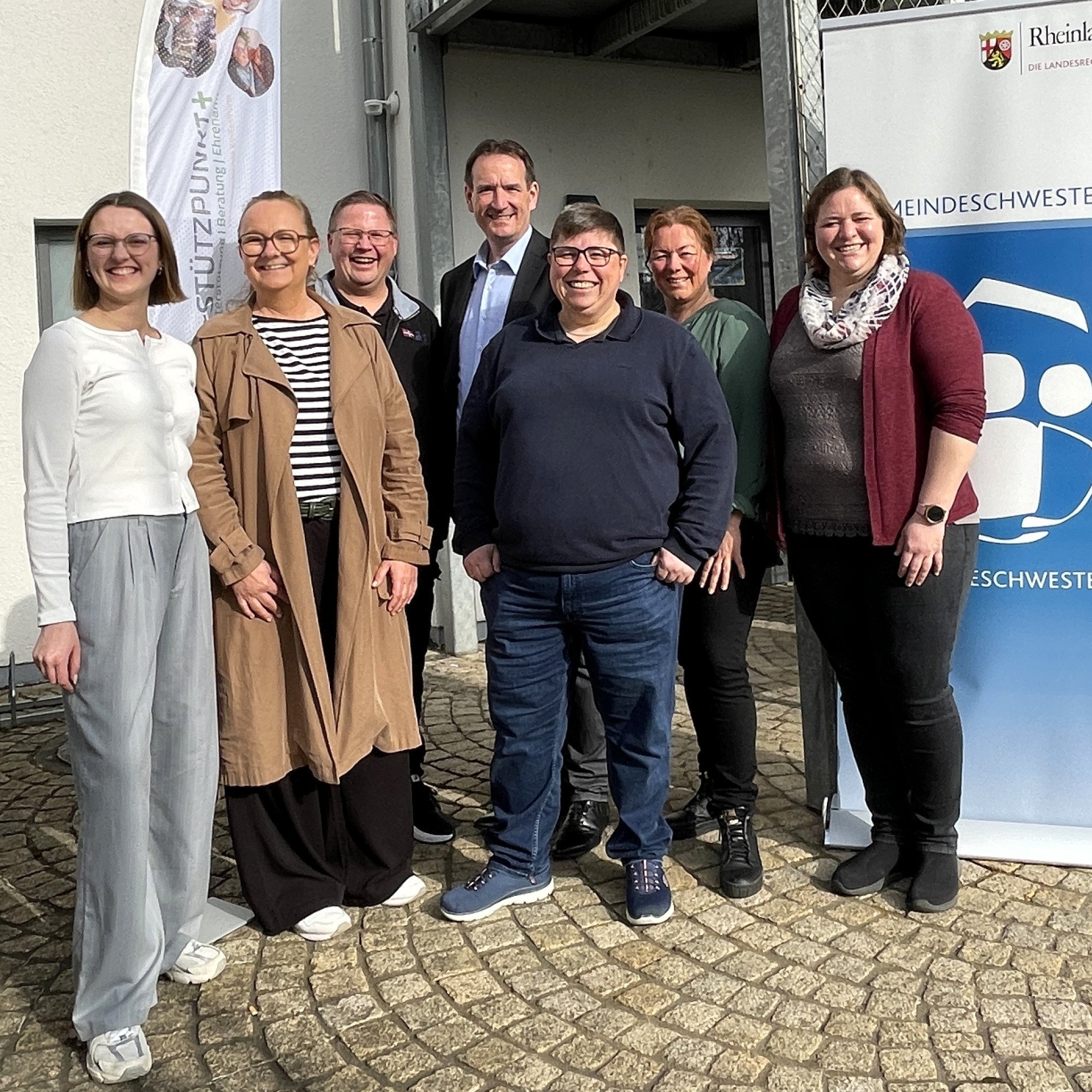 Team BürgerSTÜTZPUNKT+ Das Team des BürgerSTÜTZPUNKT+ steht mit Bürgermeister Thomas Przybylla vor dem Haus der Begegnung.