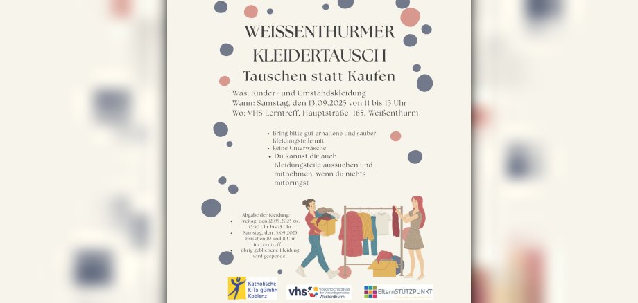 Alle Angaben zu Ort, Zeit und Vorgehen des Kleidertauschs stehen auf einem beigen Hintergrund mit bunten Kreisen, unten sind zwei Frauen abgebildet, die Kleidung an einen Ständer hängen, dazu Kartons mit Kleidung.  