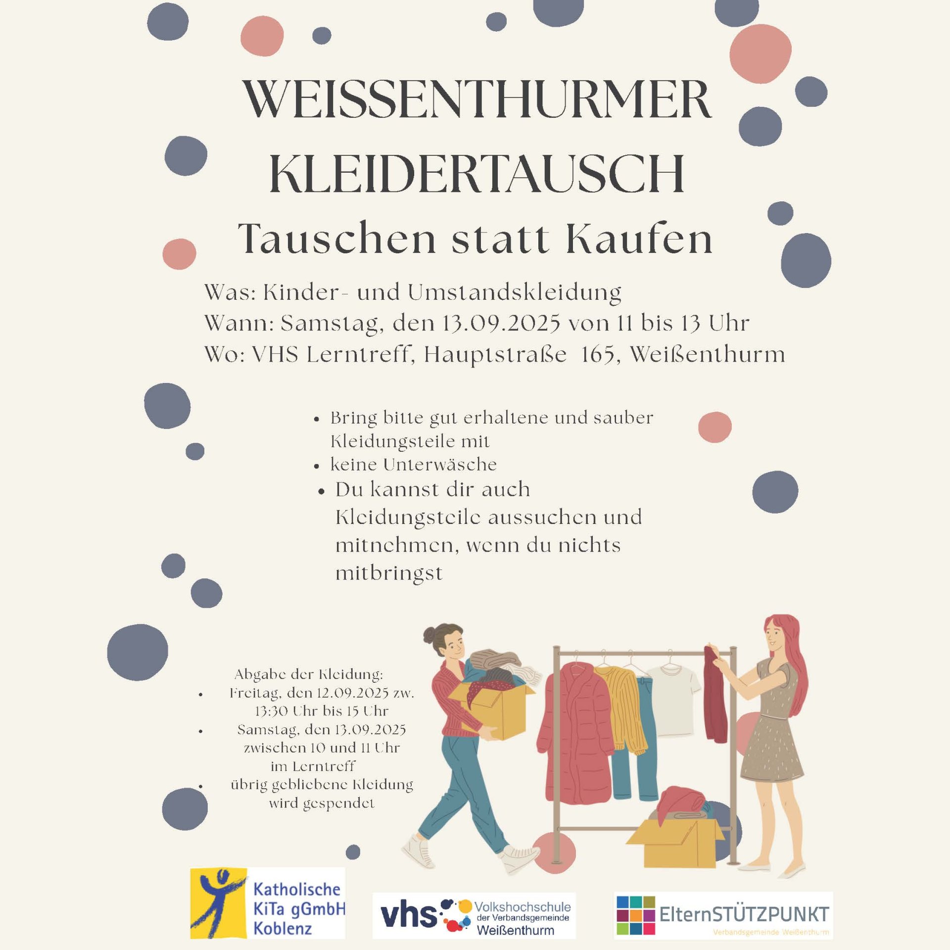 Einladung Kleidertausch Alle Angaben zu Ort, Zeit und Vorgehen des Kleidertauschs stehen auf einem beigen Hintergrund mit bunten Kreisen, unten sind zwei Frauen abgebildet, die Kleidung an einen Ständer hängen, dazu Kartons mit Kleidung.